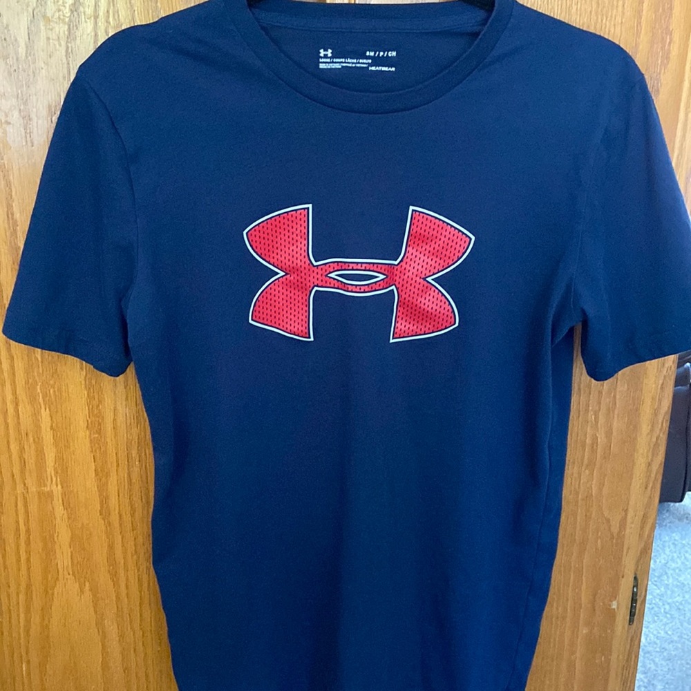 Mens navy Under Armour t-shirt.  Size S.  In excellent used condition.